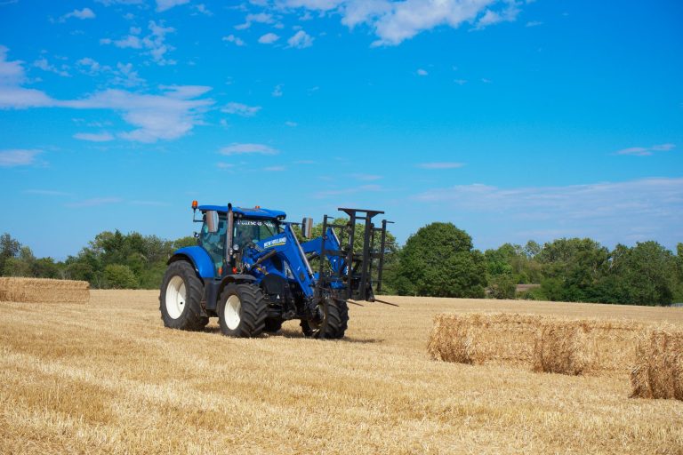 Pneu 16.9-28 pour tractopelle et tracteur : comment bien choisir ses pneumatiques selon le terrain ?